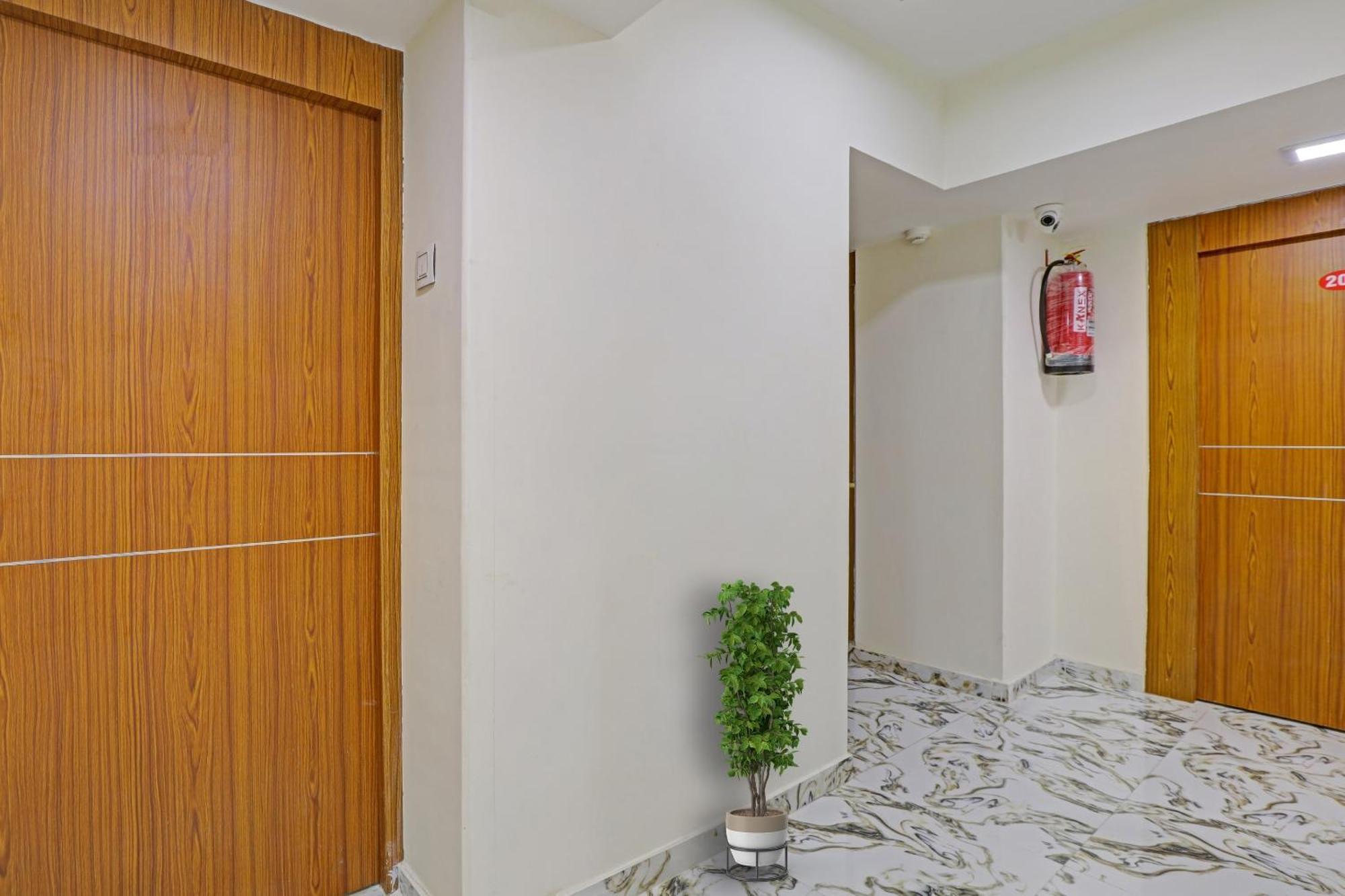 Capital O Bhavya Villa 阿穆达巴 外观 照片